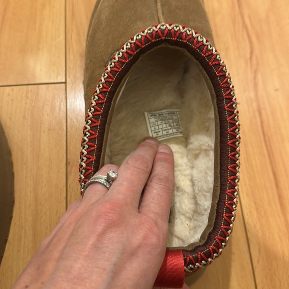 UGG Tazz Platform Slippers, Red Detailing - Picture 5 of 7